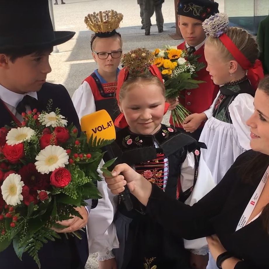 Die traditionellen Blumenkinder bei der Eröffnung der Bregenzer Festspiele vor der Kamera.
