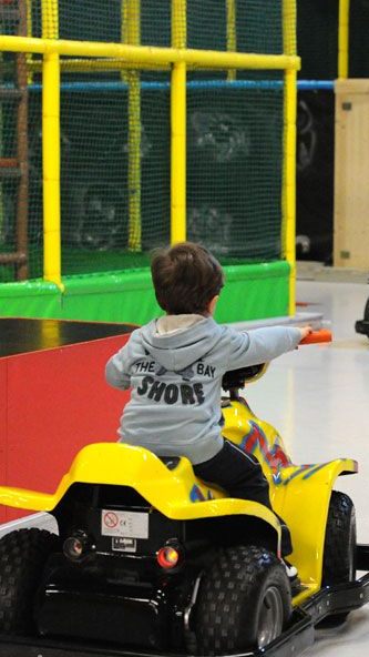 Kletterberge, Riesenrutschen & Autorennen