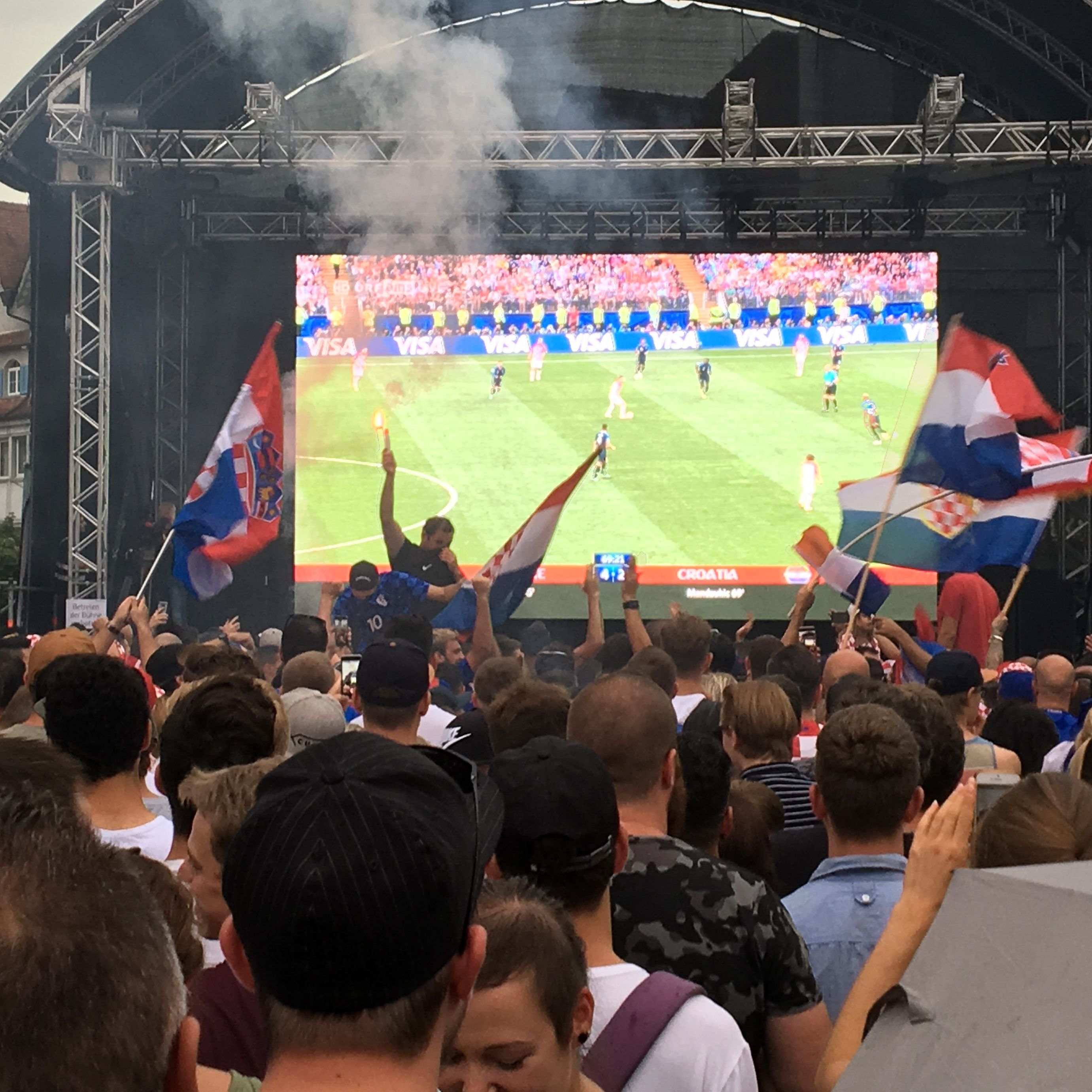 Zu Beginn hatten die Kroatien-Fans auf dem MArktplatz in Dornbirn allen Grund zu Jubeln.