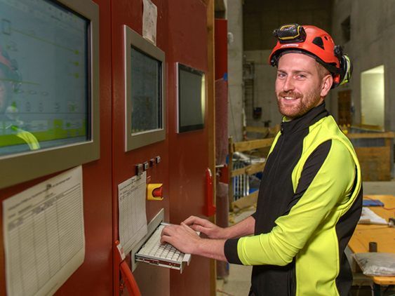 Martin Schuchter und seine Kollegen werden für den Betrieb des neuen Pumpspeicherkraftwerks zuständig sein. Foto: illwerke vkw