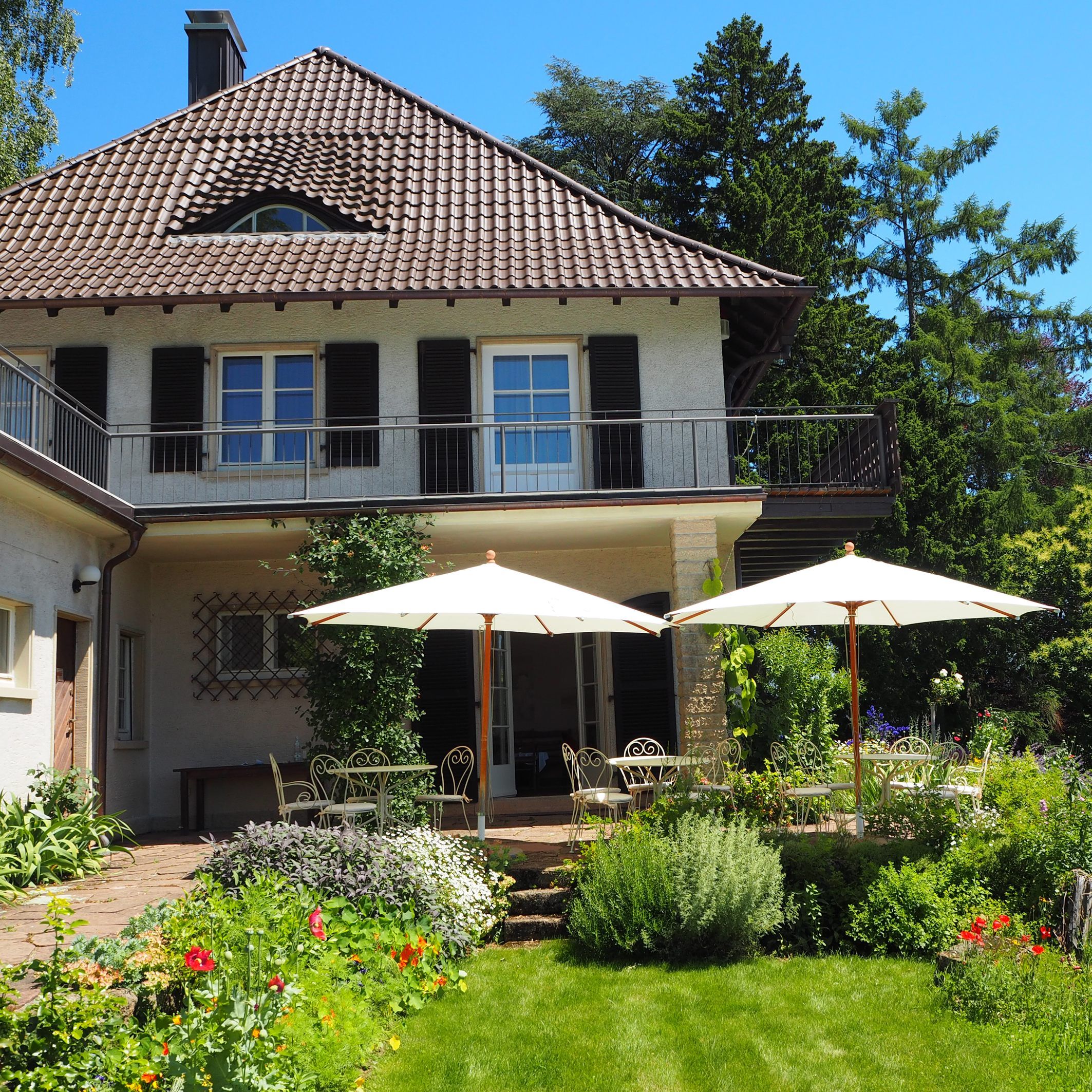 Terrasse des Museumscafés mit Blick auf den Bodensee