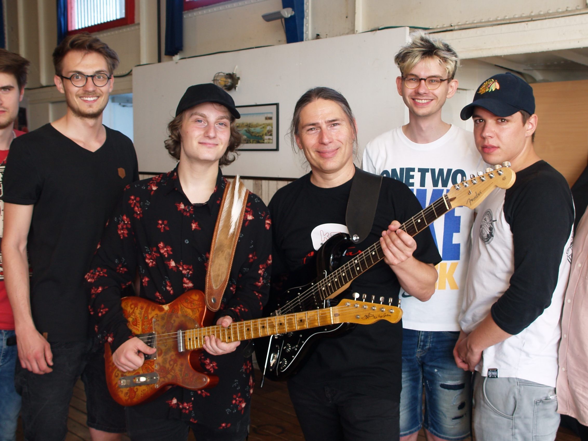 Organisator Klaus „km special„ Michler und Musiker Ramon Pfanner mit seiner Band