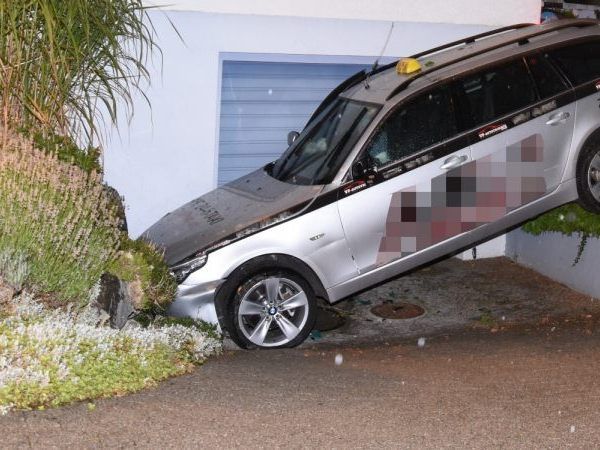 Eine aus Feldkirch stammende Familie raubte ein Taxi und fuhr es zu Schrott.