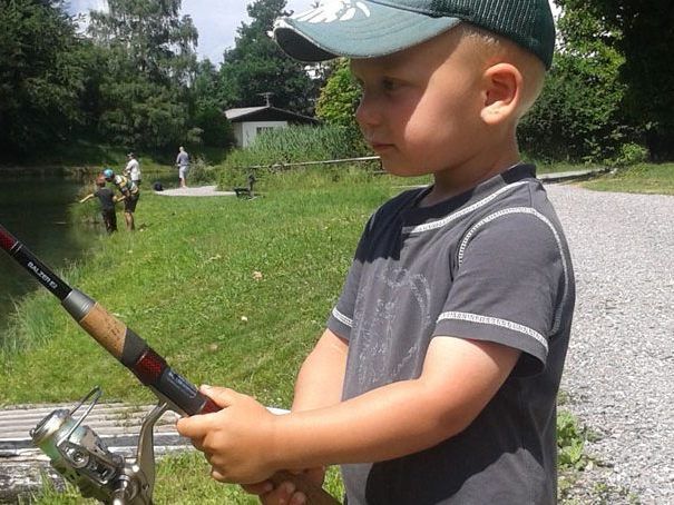 Zehn Väter und ihre Kinder besuchten gemeinsam den Angel-Schnupperkurs in Schnifis.