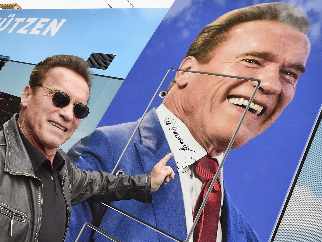 Das Autogramm auf einer Wiener Linien Straßenbahn,von Schwarzenegger ist ab sofort zu ersteigern. Das Autogramm auf einer Wiener Linien Straßenbahn,von Schwarzenegger ist ab sofort zu ersteigern.
