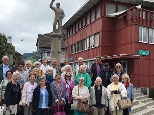 Die Besucher vor dem Betriebsgebäude Die Besucher vor dem Betriebsgebäude