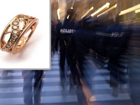 Der Ring ist mit grünen Diamanten besetzt. / Symbolbild Der Ring ist mit grünen Diamanten besetzt. / Symbolbild