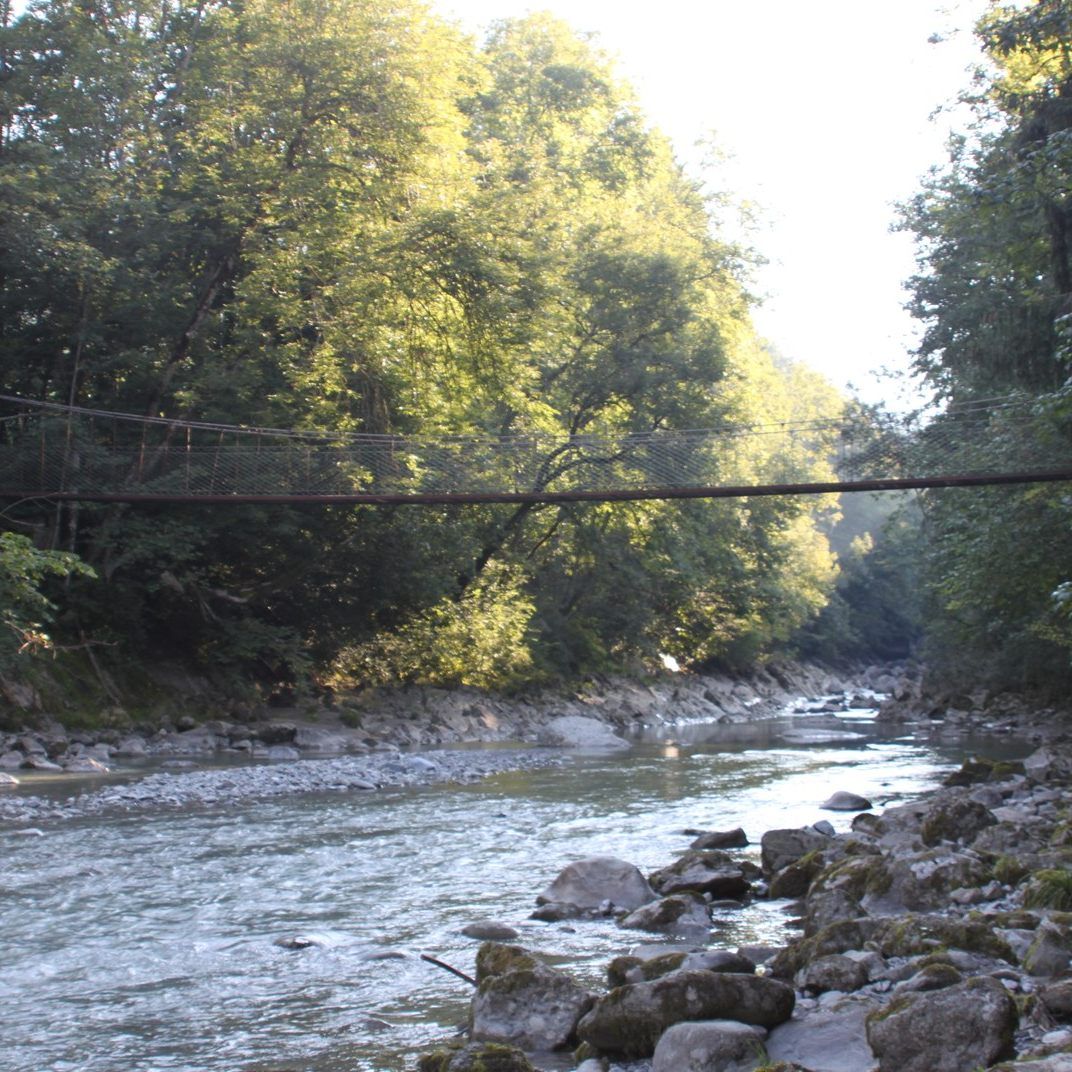 Die Hängebrücke am Eingang der Engenlochschlucht