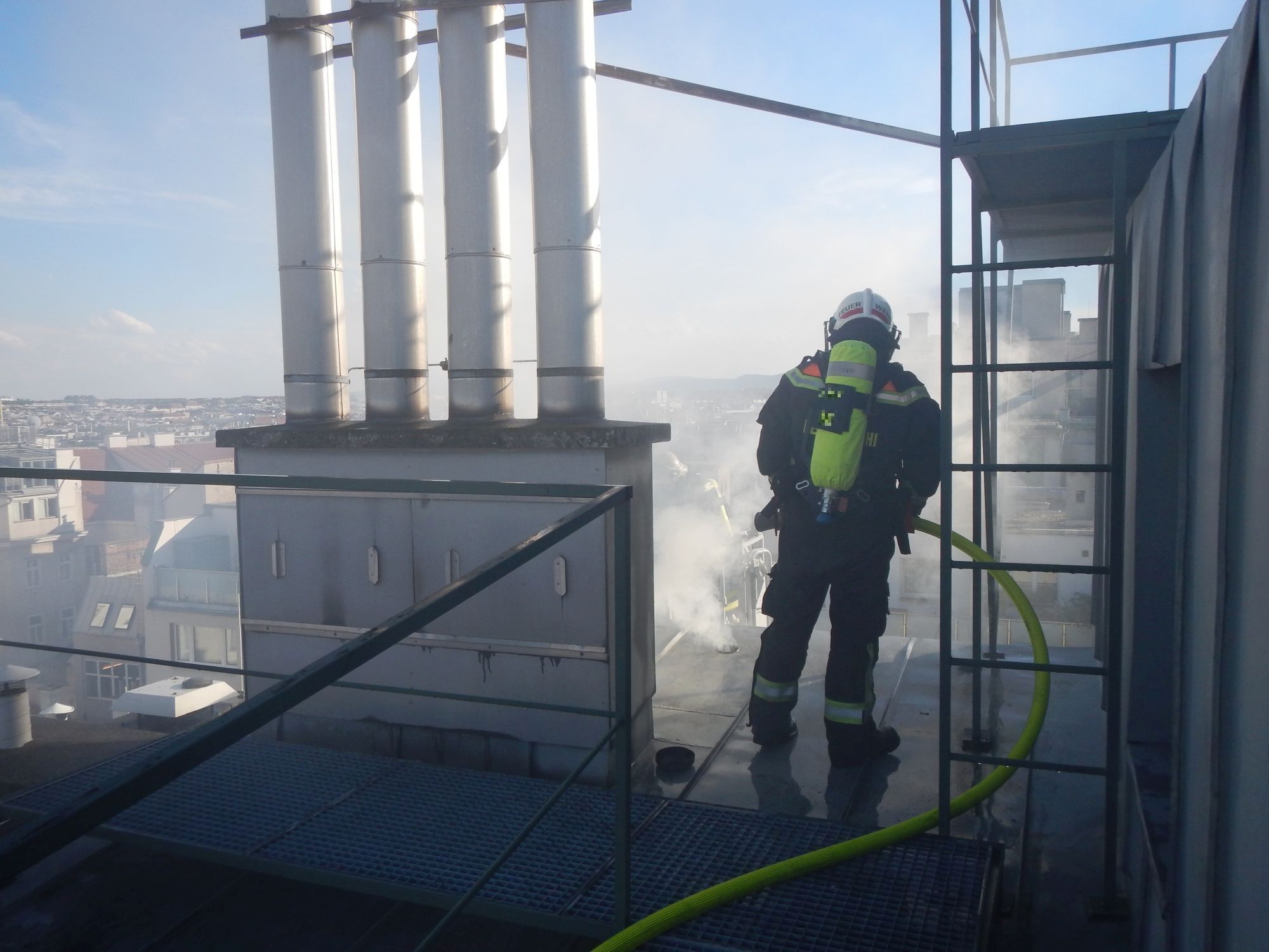 Die Wiener Berufsfeuerwehr löschte den Dachbrand in der Webgasse in Mariahilf.