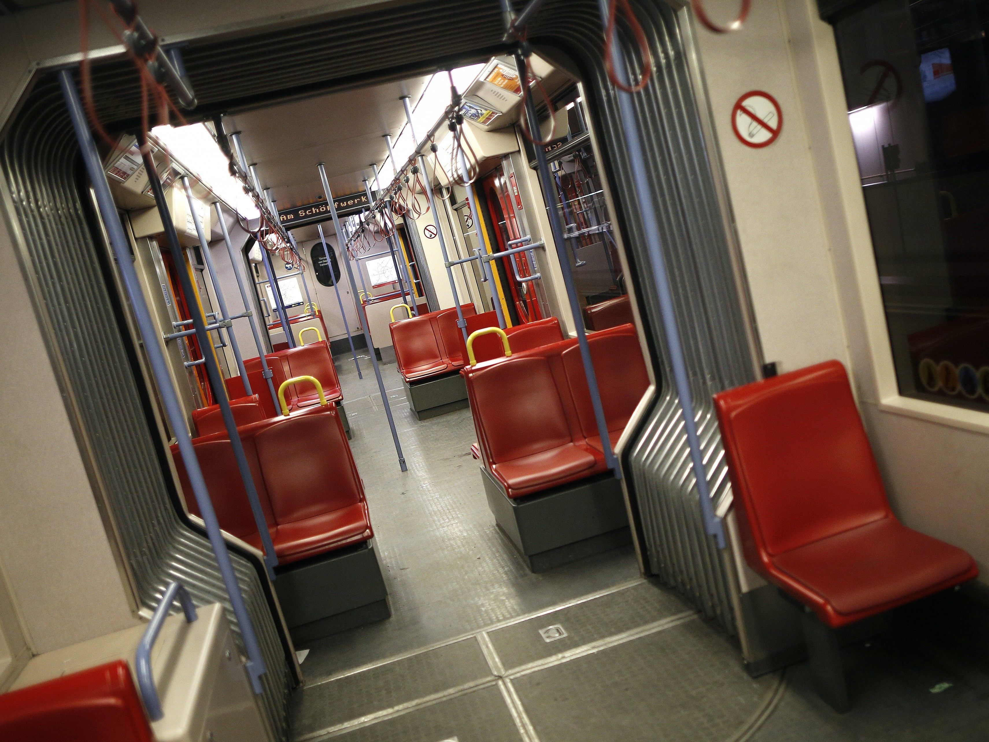 Das Essen von starkriechenden Speisen wird in der U-Bahnlinie U6 verboten. Das Essen von starkriechenden Speisen wird in der U-Bahnlinie U6 verboten.