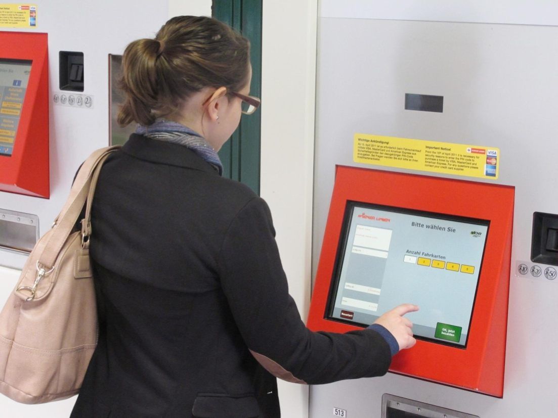 Der Mann soll in ganz Wien mehrere Farscheinautomaten manipuliert haben. Der Mann soll in ganz Wien mehrere Farscheinautomaten manipuliert haben.
