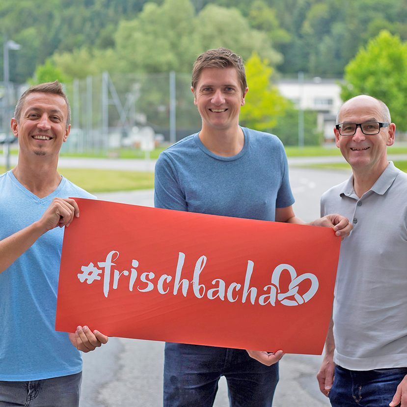 Die neue Plattform der Vorarlberger Bäcker www.frischbacha.at – präsentiert von Innungsmeister Wolfgang Fitz (rechts), Innungsgeschäftsführer Christian Koch (Mitte) und Markus Curin (Contentstudio; links).