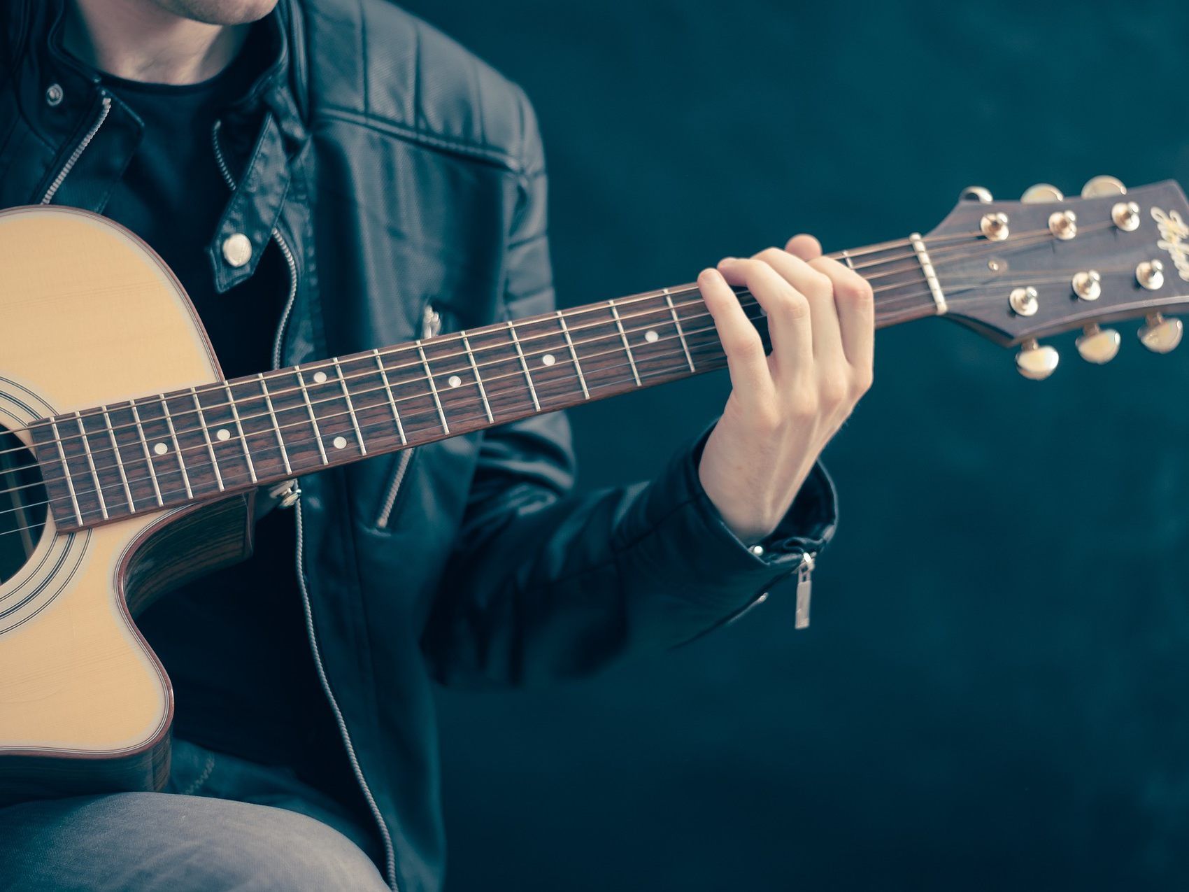 RIAN präsentiert Songs aus seinem Debütalbum auf der Summerstage Wien. RIAN präsentiert Songs aus seinem Debütalbum auf der Summerstage Wien.