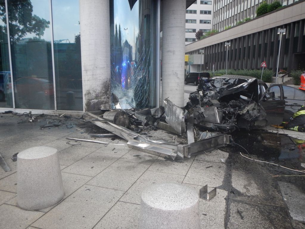 Ein schwerer Unfall ereignete sich heute beim Hilton Hotel am Stadtpark. Ein schwerer Unfall ereignete sich heute beim Hilton Hotel am Stadtpark.