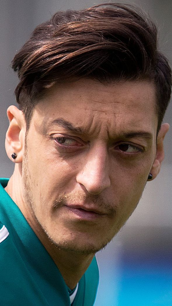 Nachdem Özil seinen Rücktritt bekannt gab, gibt es jetzt heftige Kritik von Bayern-Boss Hoeneß.