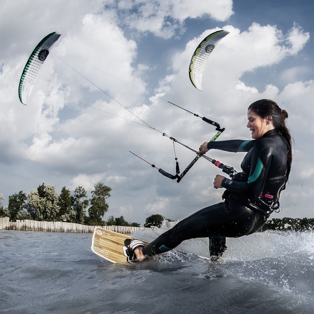 VIENNA.at hat sich ans Kitesurfenlernen gewagt und den Kitesurf-Kurs am Neusiedler See getestet.