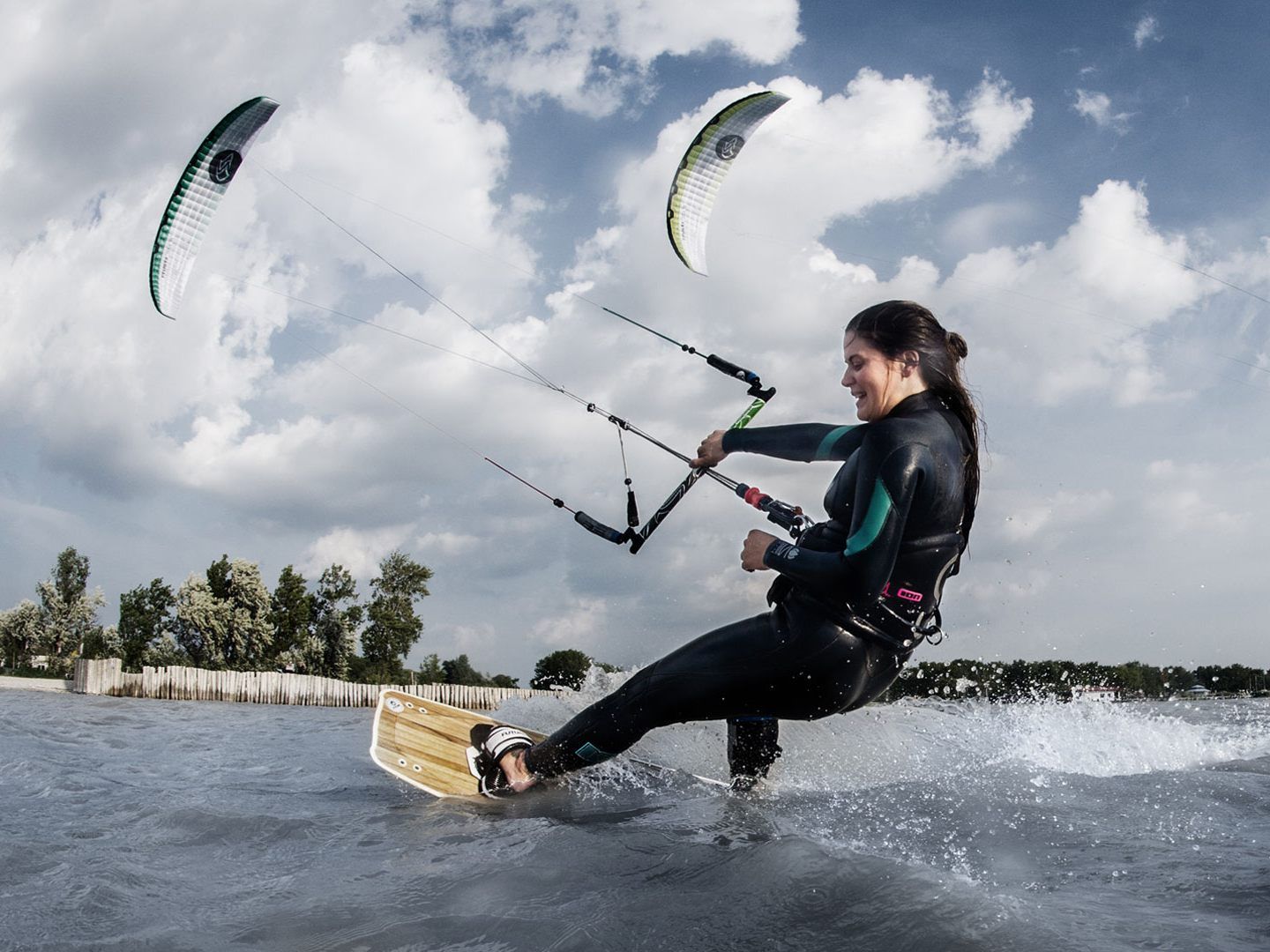 VIENNA.at hat sich ans Kitesurfenlernen gewagt und den Kitesurf-Kurs am Neusiedler See getestet.