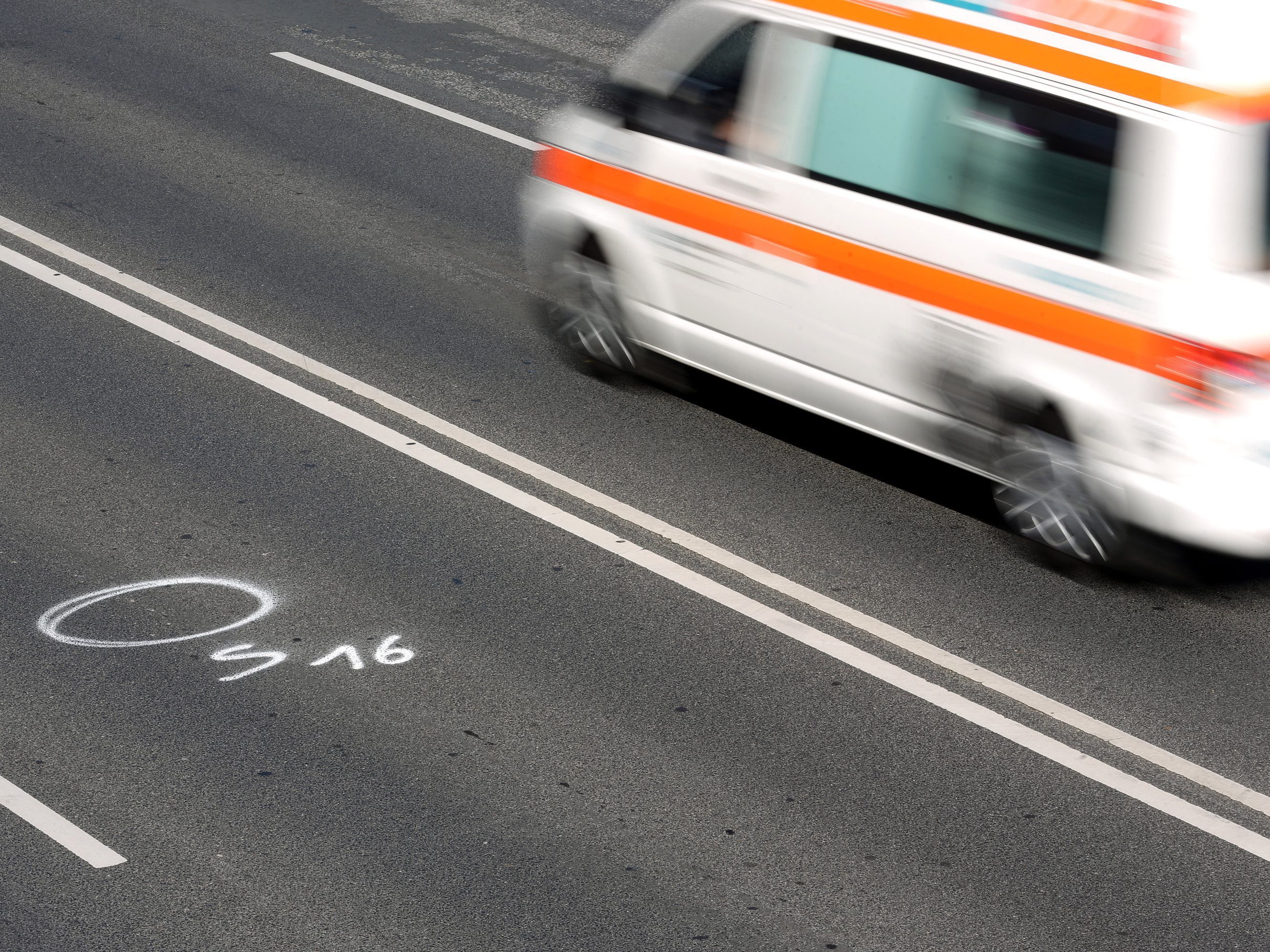 Beide Radfahrer mussten mit der Rettung ins Spital gebracht werden. Beide Radfahrer mussten mit der Rettung ins Spital gebracht werden.