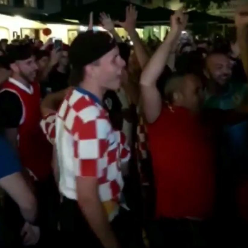 Kroatische Fans feiern in Dornbirn den Einzug ins WM-Halbfinale.