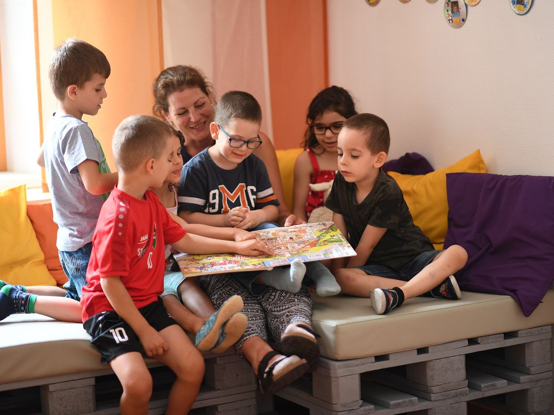 Wiener Kindergartenkinder bauen eigene Leseecke.