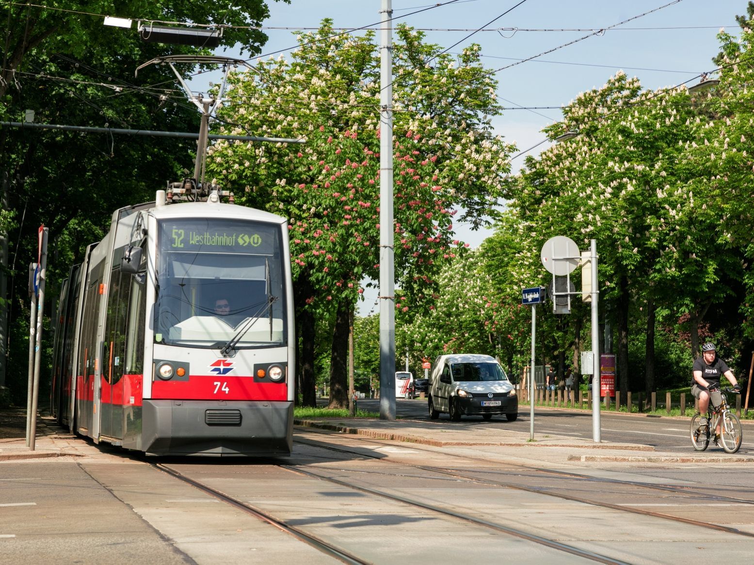 Der junge Mann wurde von der Straßenbahn leicht verletzt. Der junge Mann wurde von der Straßenbahn leicht verletzt.