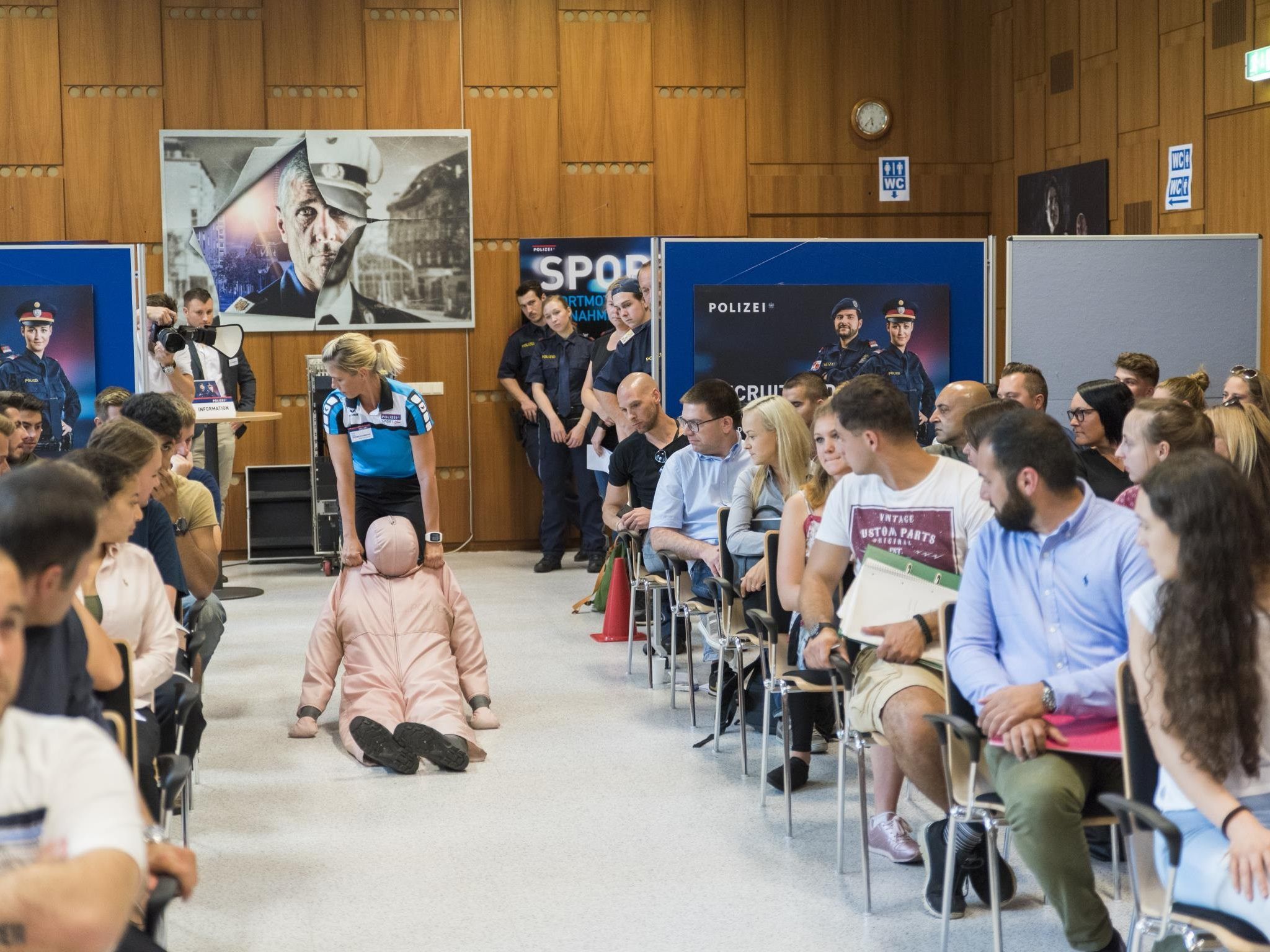 Zahlreiche Interessierte informierten sich beim "Recruiting Day" der Wiener Polizei. Zahlreiche Interessierte informierten sich beim "Recruiting Day" der Wiener Polizei.