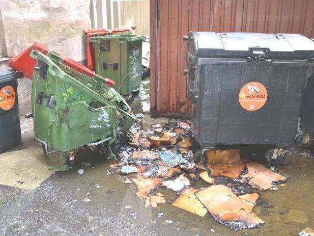 Der Mann legte in einem Altpapiercontainer Feuer. Der Mann legte in einem Altpapiercontainer Feuer.
