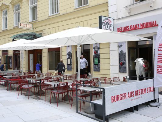 Der neue Gastgarten vor dem "Rinderwahn". Der neue Gastgarten vor dem "Rinderwahn".