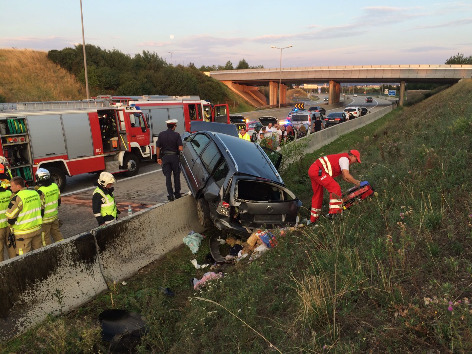 Das Auto hat sich mehrfach überschlagen. Das Auto hat sich mehrfach überschlagen.