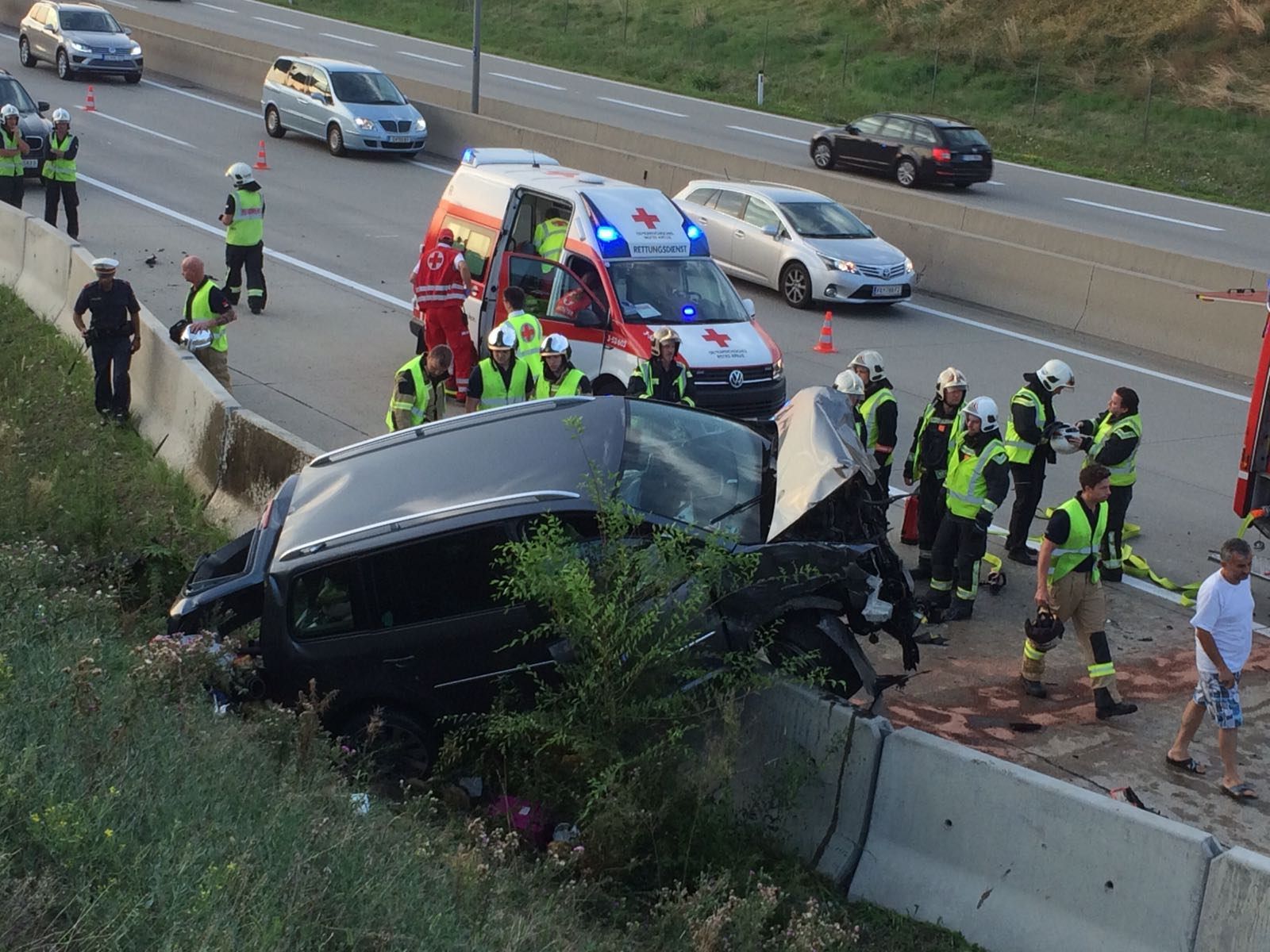 Das Auto kam an der Leitplanke der S1 zum Erliegen. Das Auto kam an der Leitplanke der S1 zum Erliegen.