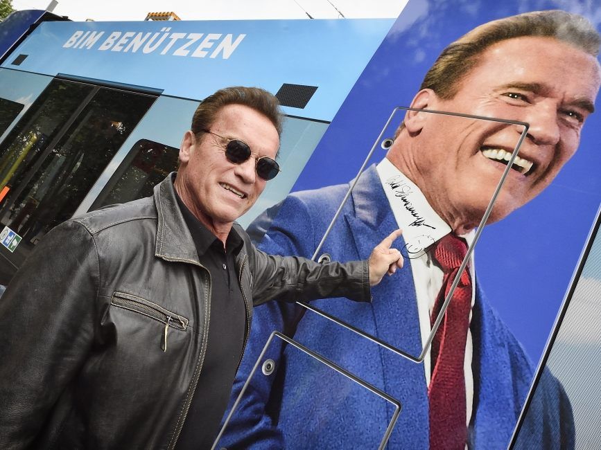Arnold Schwarzenegger signierte sein Bild auf einer Bim der Wiener Linien. Arnold Schwarzenegger signierte sein Bild auf einer Bim der Wiener Linien.