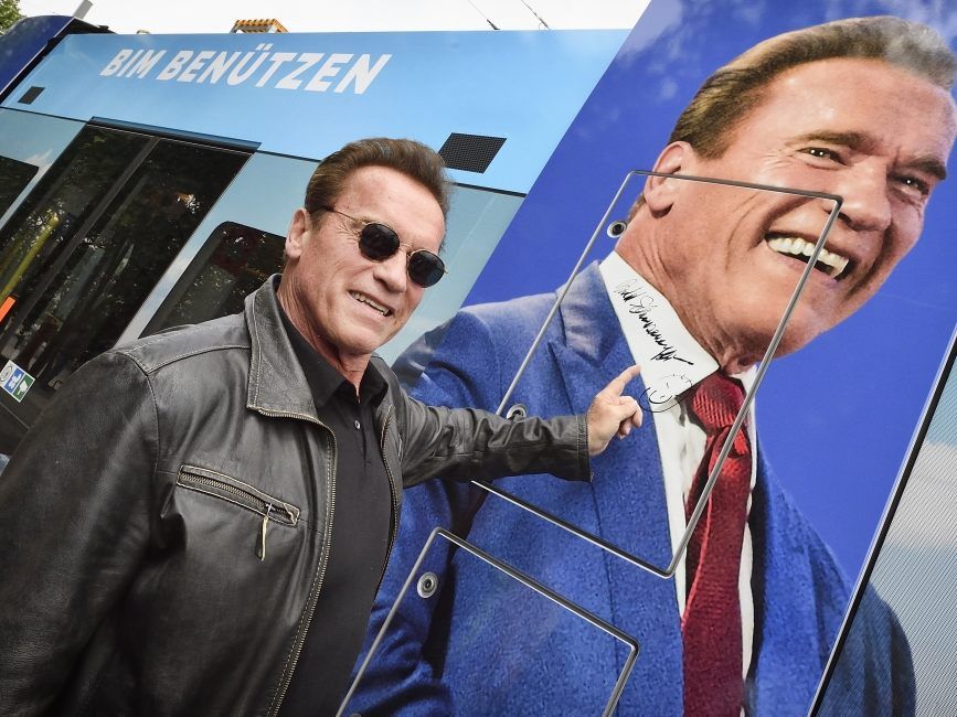 Arnold Schwarzenegger signierte sein Bild auf einer Bim der Wiener Linien.