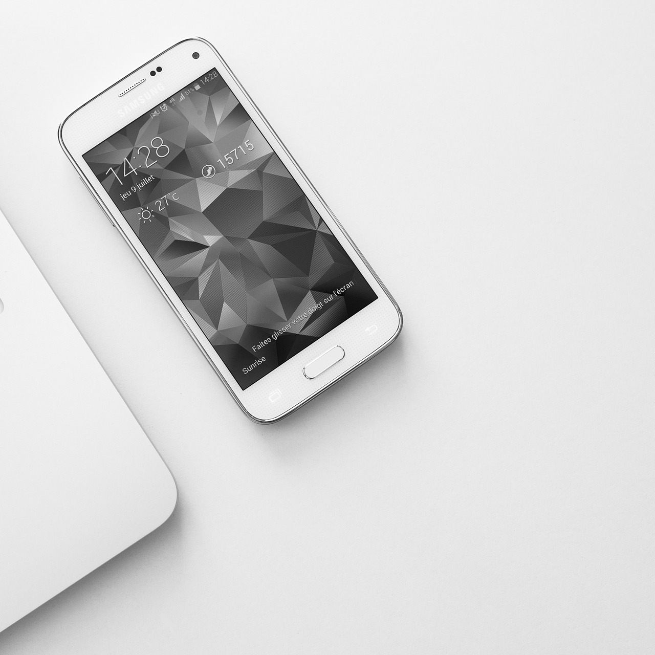 Schwarz-Weiß-Handy-Displays sollen für weniger Ablenkung sorgen.