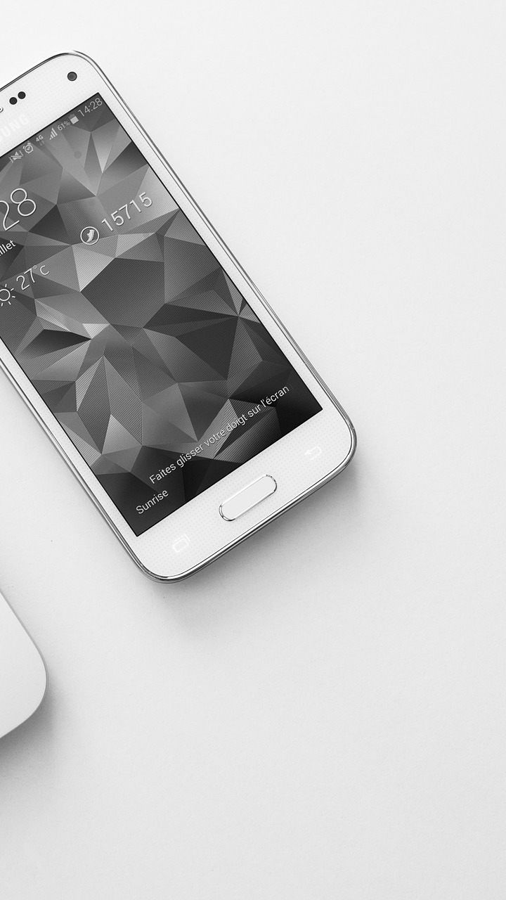 Schwarz-Weiß-Handy-Displays sollen für weniger Ablenkung sorgen.