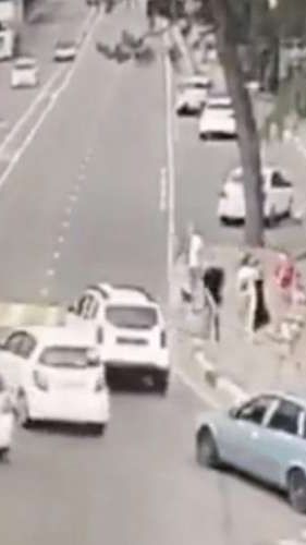 Das Auto rast ungebremst in eine Gruppe Fußgänger.