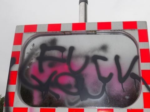 Auch Verkehrsspiegel wurden beschmiert