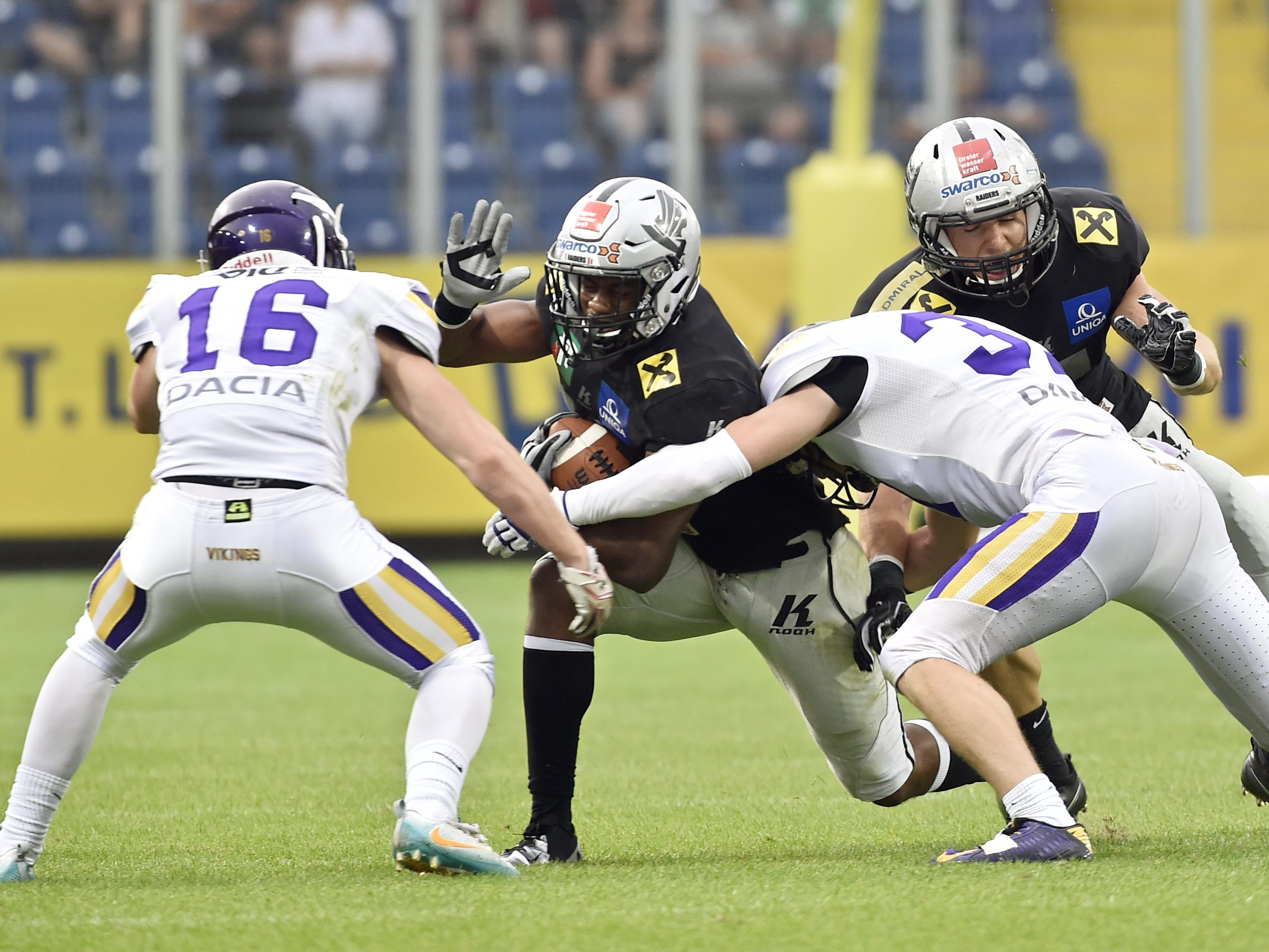 Die Vienna Vikings (in weiß) mussten gegen die Raiders eine knappe Niederlage hinnehmen. Die Vienna Vikings (in weiß) mussten gegen die Raiders eine knappe Niederlage hinnehmen.