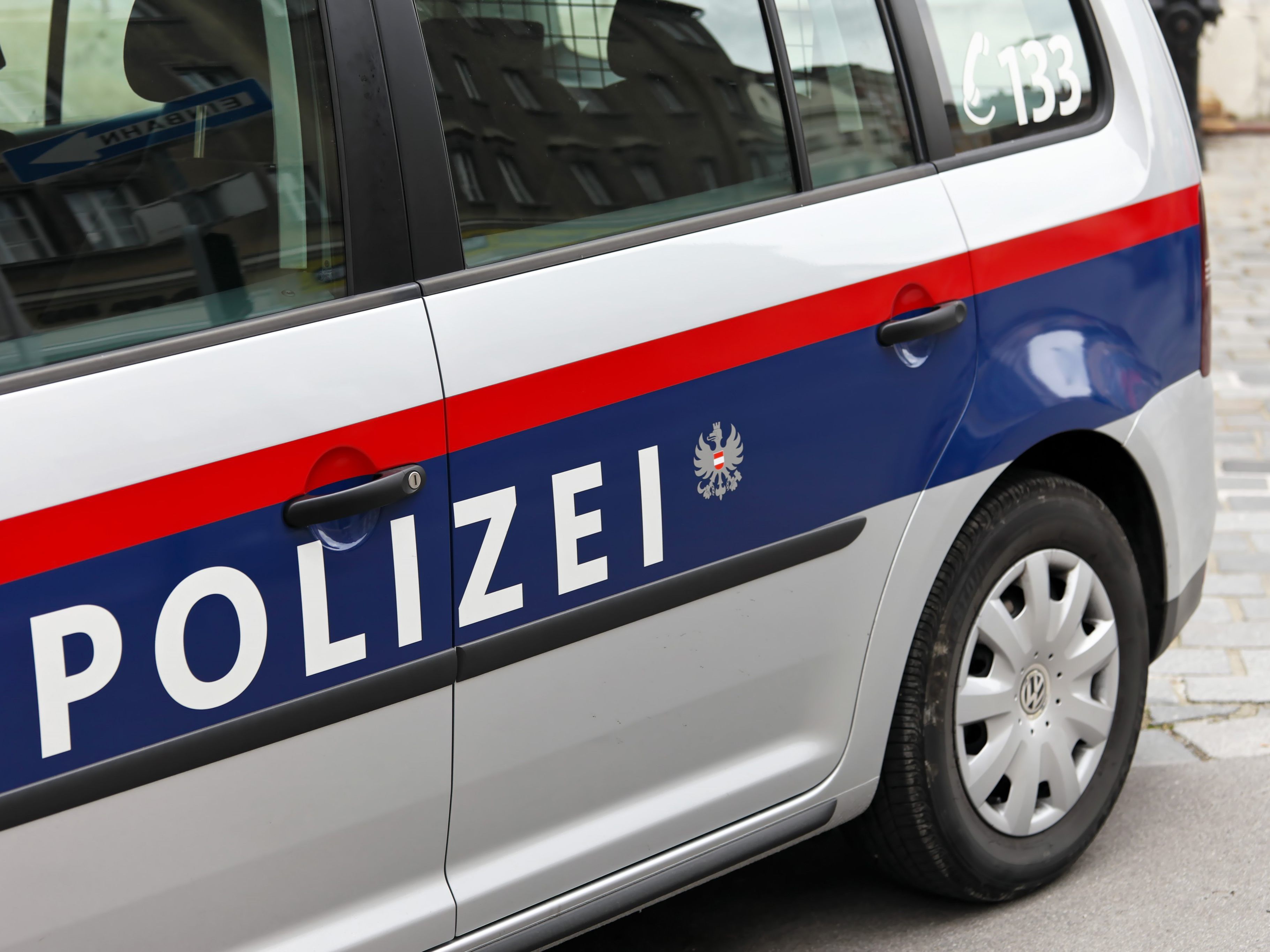 Die Polizei sperrte mehrere umliegende Straßen ab. Die Polizei sperrte mehrere umliegende Straßen ab.