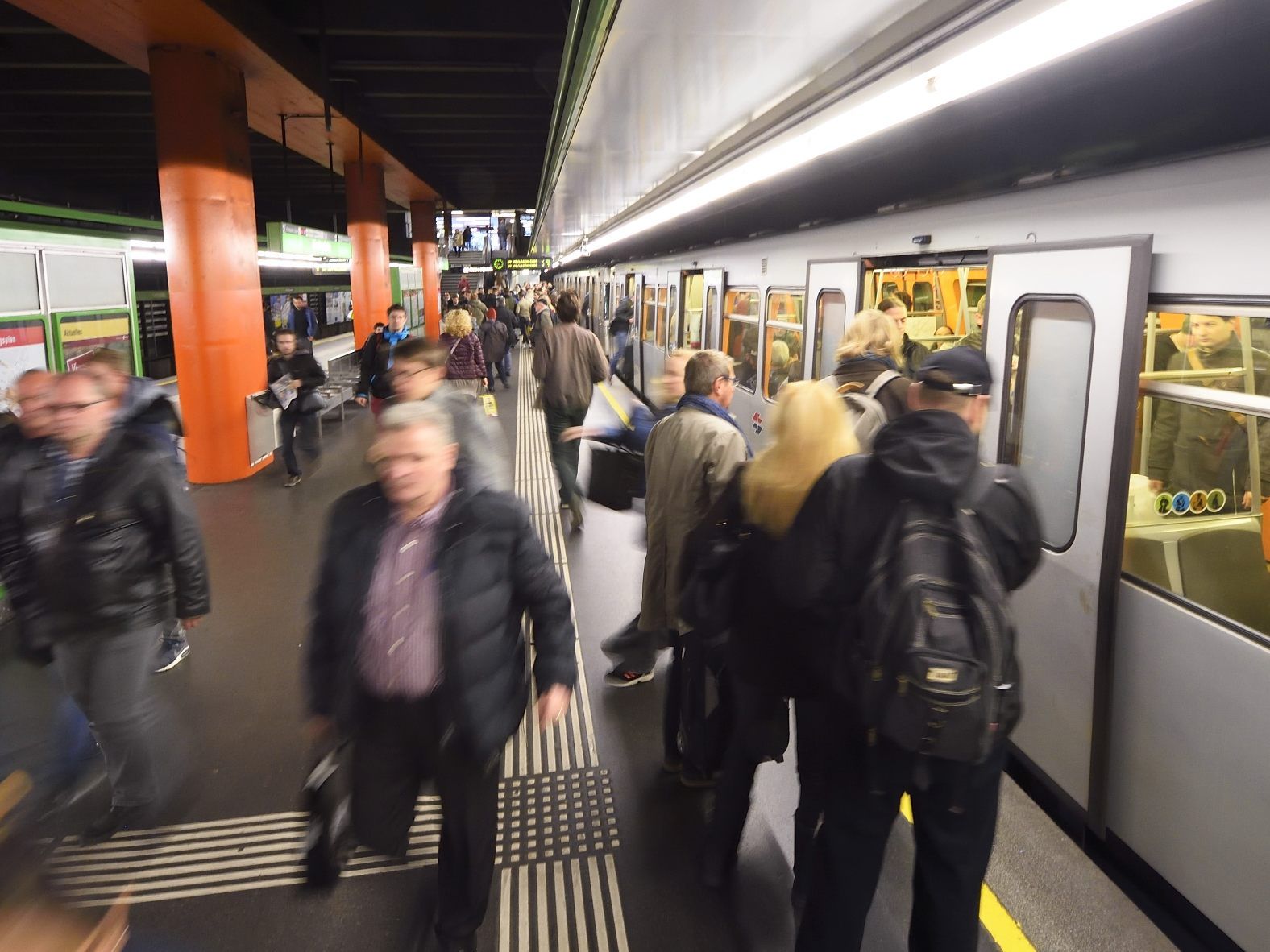 In allen U-Bahnen wird es ab 2019 ein generelles Essverbot geben. In allen U-Bahnen wird es ab 2019 ein generelles Essverbot geben.
