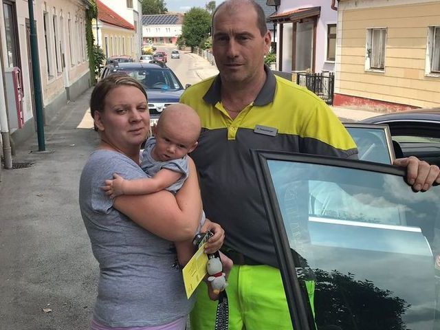 Das drei Monate alte Baby "Tristan" konnte aus dem verschlossenen Auto befreit werden. Das drei Monate alte Baby "Tristan" konnte aus dem verschlossenen Auto befreit werden.