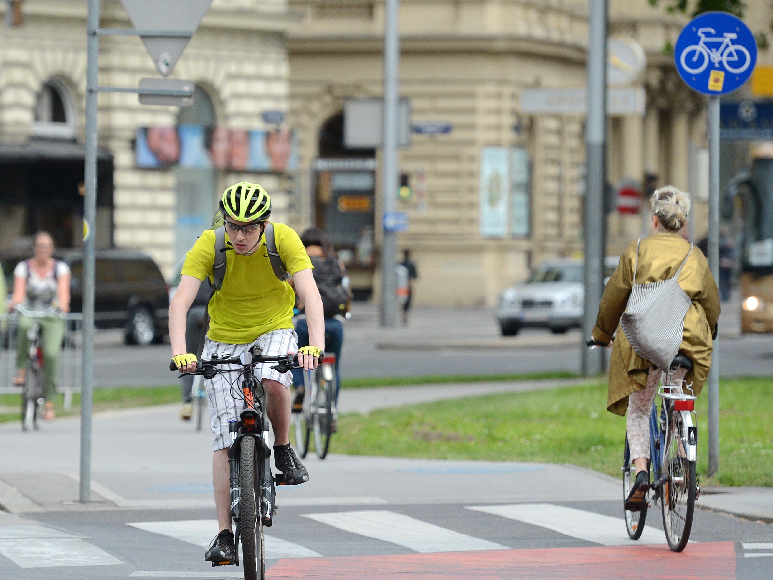 Radfahrer in Wien nähern sich ungeregelten Radfahrerüberfahrten zu schnell.