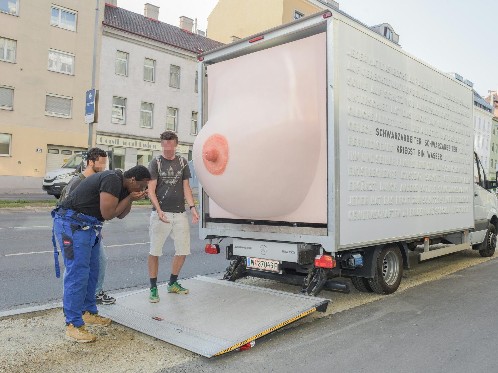 "Die Wiener Maria" ist ein Brunnen in Brustform, befestigt an einem Kleinlaster.