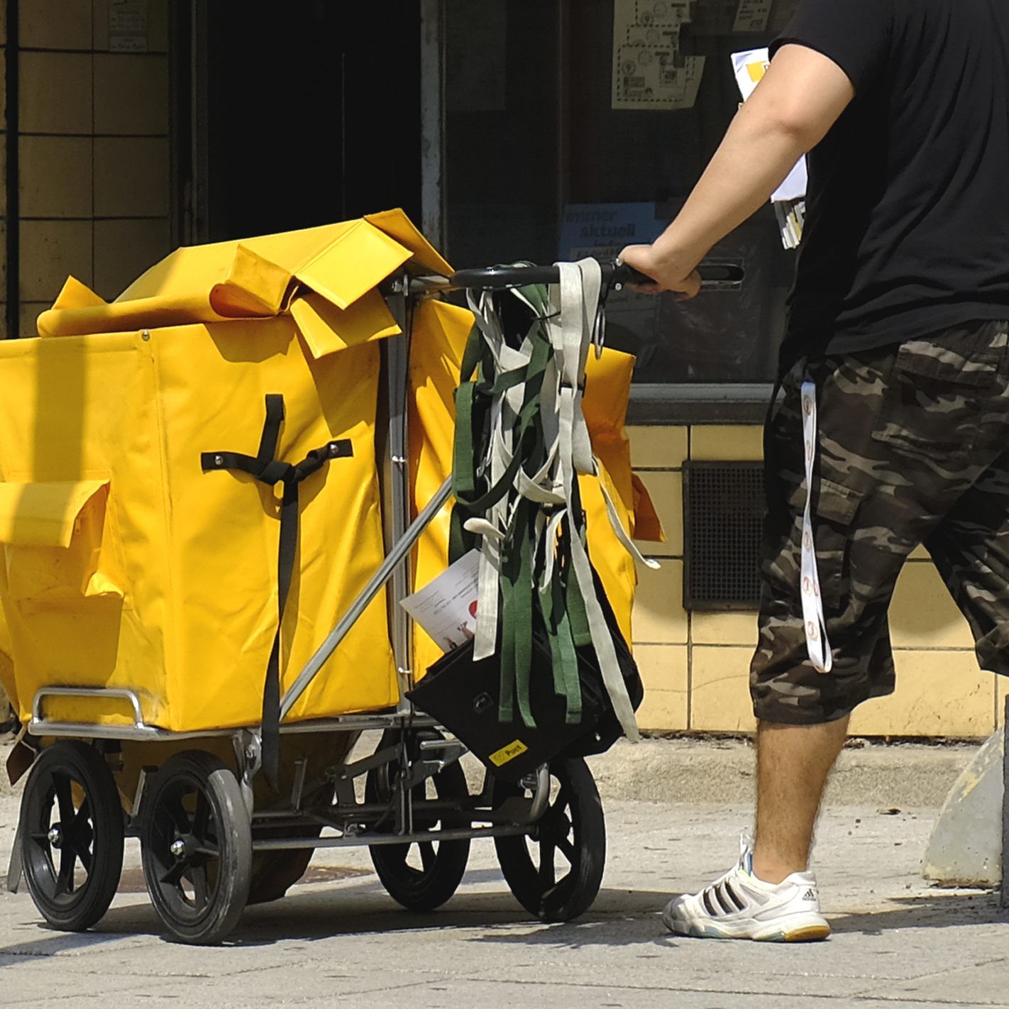 Das Unternehmen will künftig pro Stunde 100.000 Pakete sortieren können.