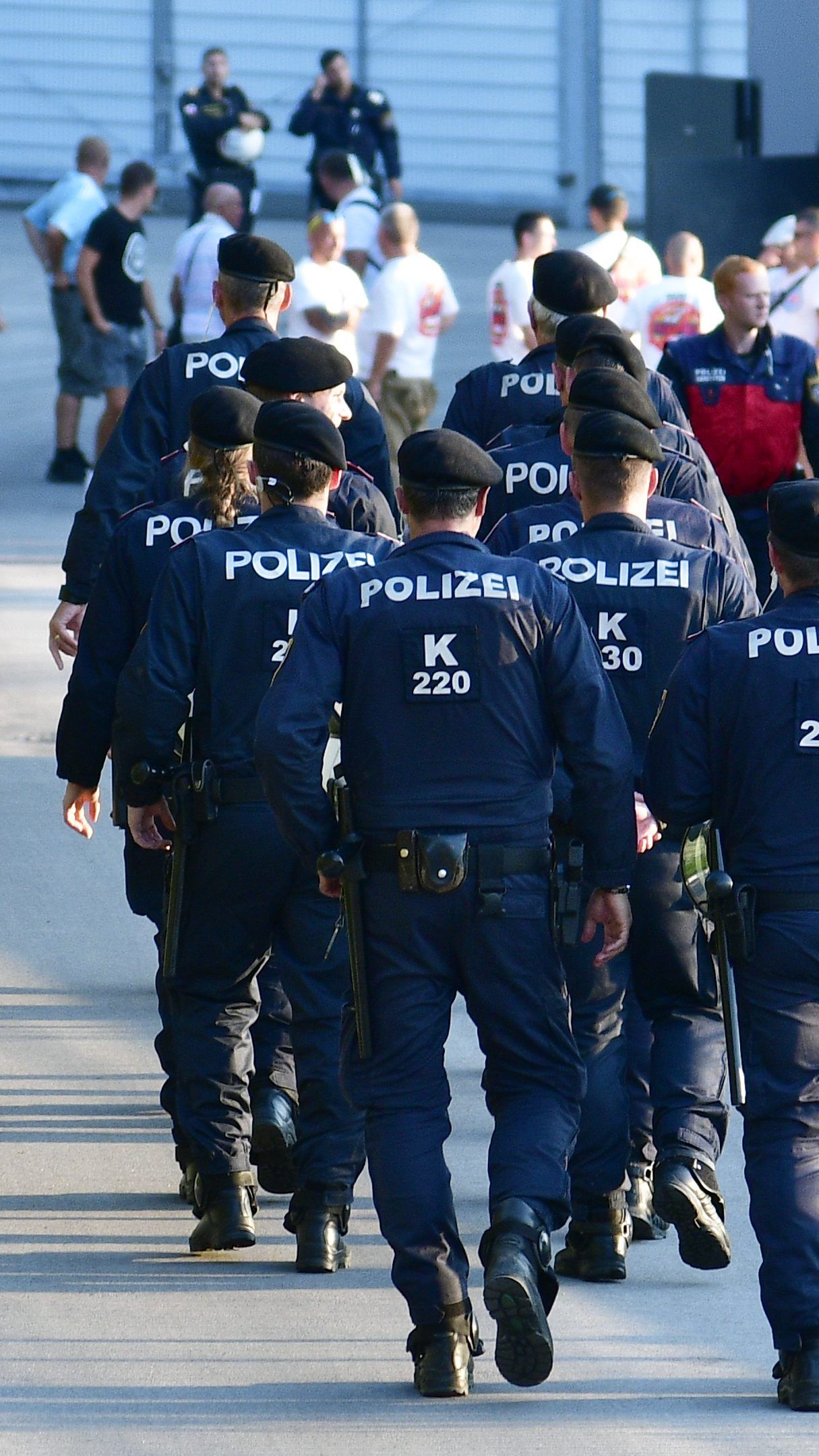 Vor dem Match gegen Rapid Wien: Slovan-Fans legten Wiener U-Bahn lahm.