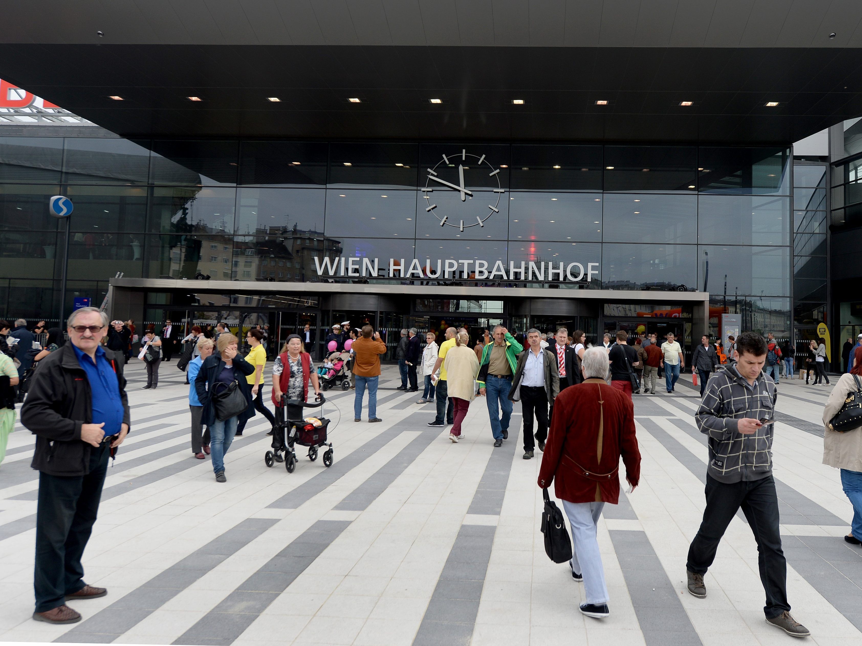 Die drei Männer konnten beim Wiener Hauptbahnhof festgenommen werden. Die drei Männer konnten beim Wiener Hauptbahnhof festgenommen werden.