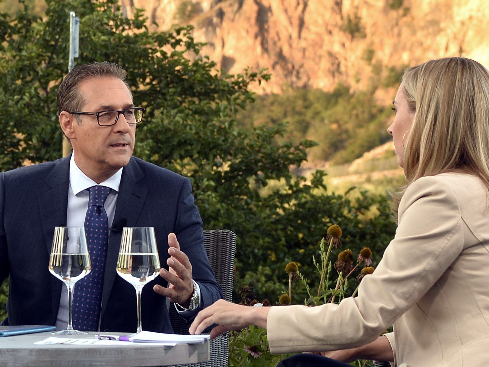 Heinz-Christian Strache lobte im ORF-Sommergespräch die Regierungsarbeit in höchsten Tönen. Heinz-Christian Strache lobte im ORF-Sommergespräch die Regierungsarbeit in höchsten Tönen.