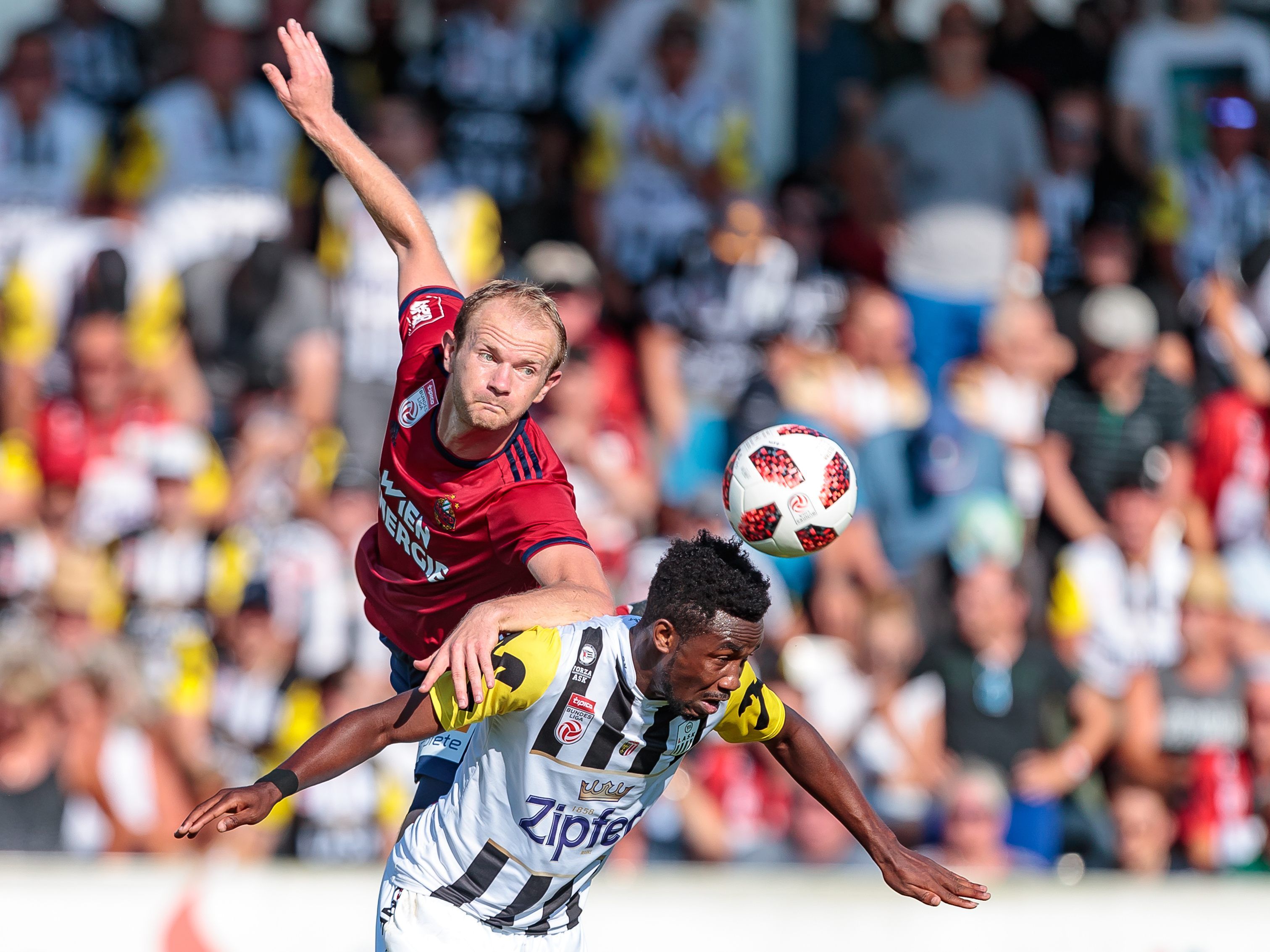 LASK Linz bewiss mehr Biss und siegte mit 2:1 über Rapid Wien.