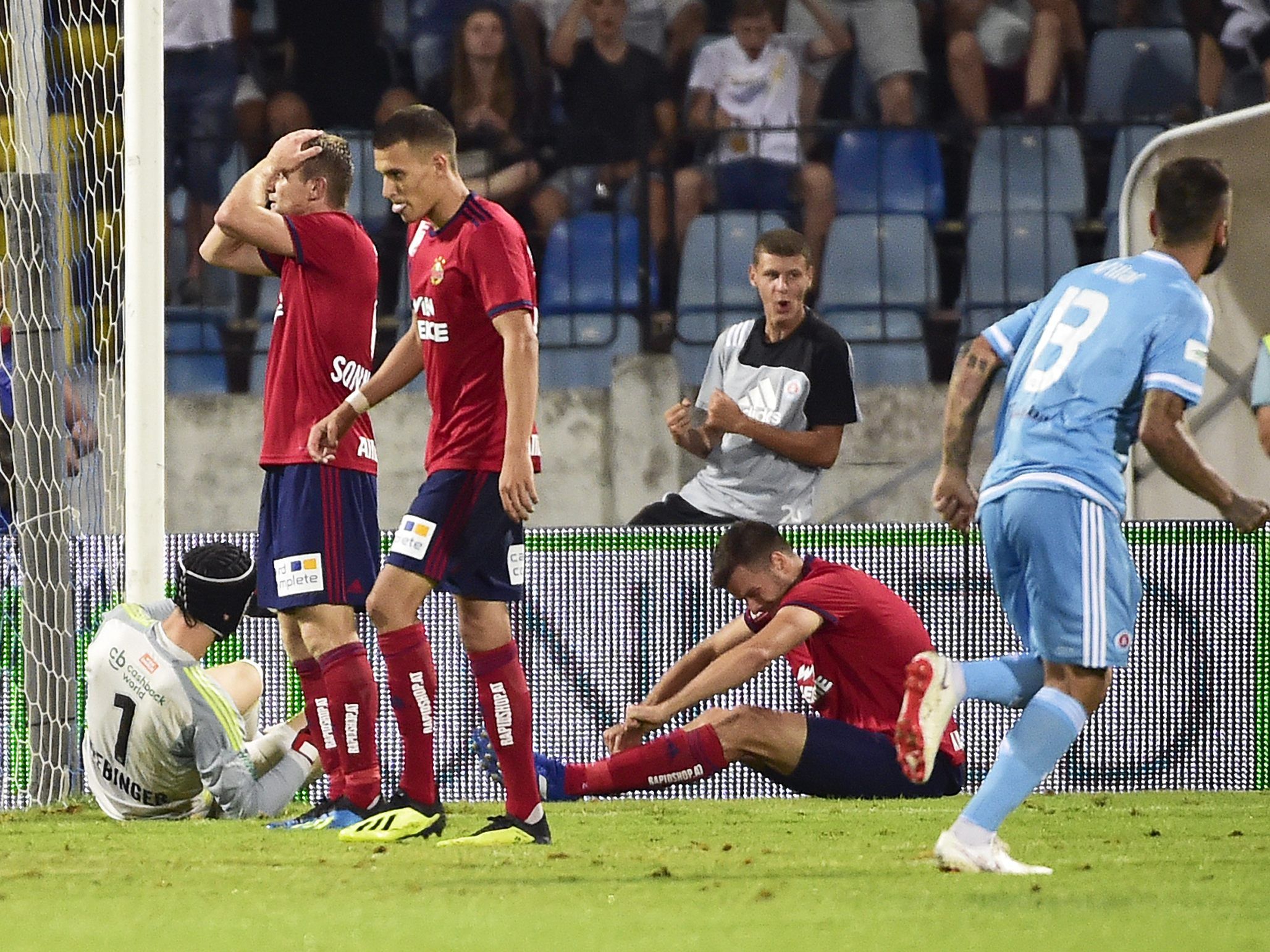 Rapid Wien muss sich in der EL-Quali gegen Slovan Bratislava geschlagen geben.