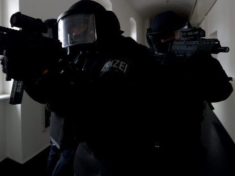 Der 26-Jährige wurde aufgrund der Schwere der Verletzungen und der Tatumstände nun doch verhaftet. Der 26-Jährige wurde aufgrund der Schwere der Verletzungen und der Tatumstände nun doch verhaftet.