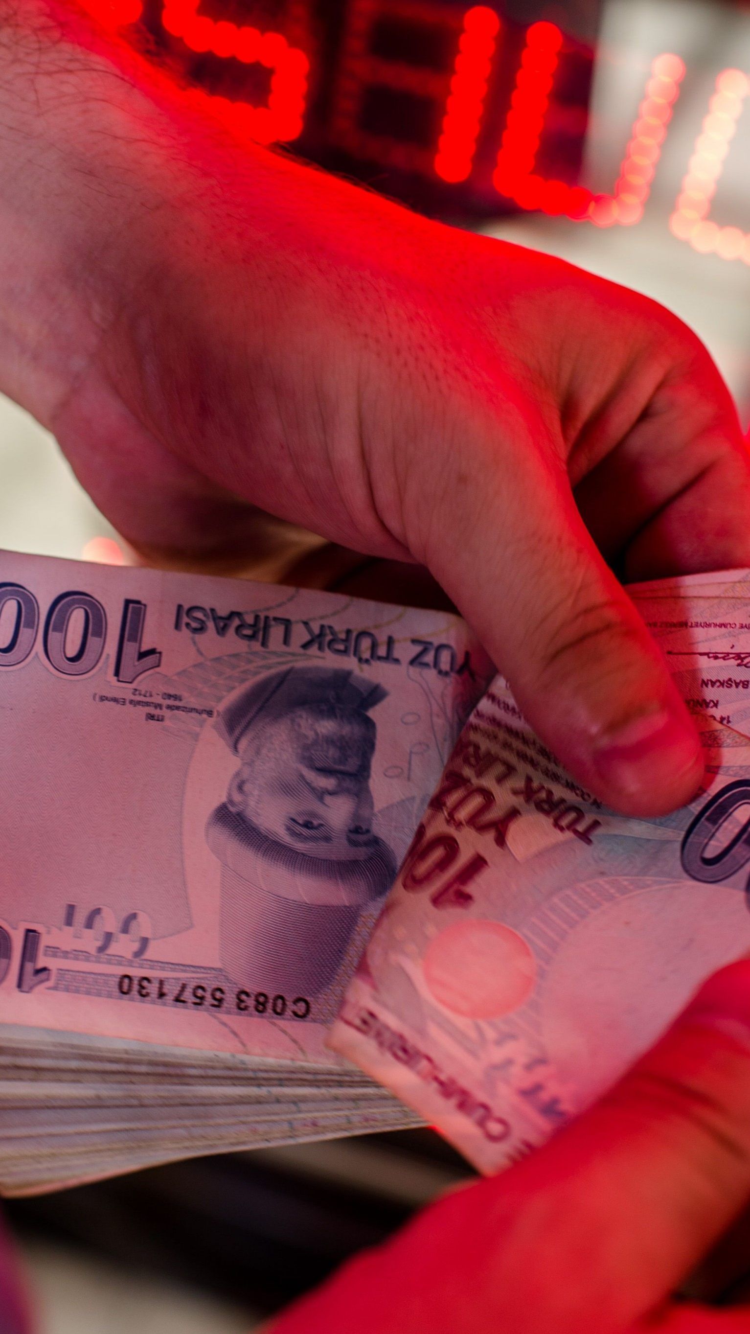 Seit dem Jahresbeginn büßte Währung um mehr als ein Drittel an Wert ein.